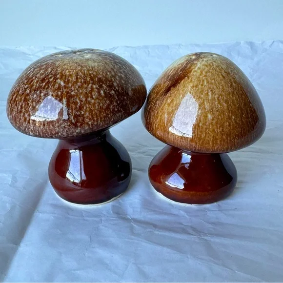 Vintage Mushrooms Ceramic Salt and Pepper Shakers Speckled Glaze MCM - Picture 3 of 9